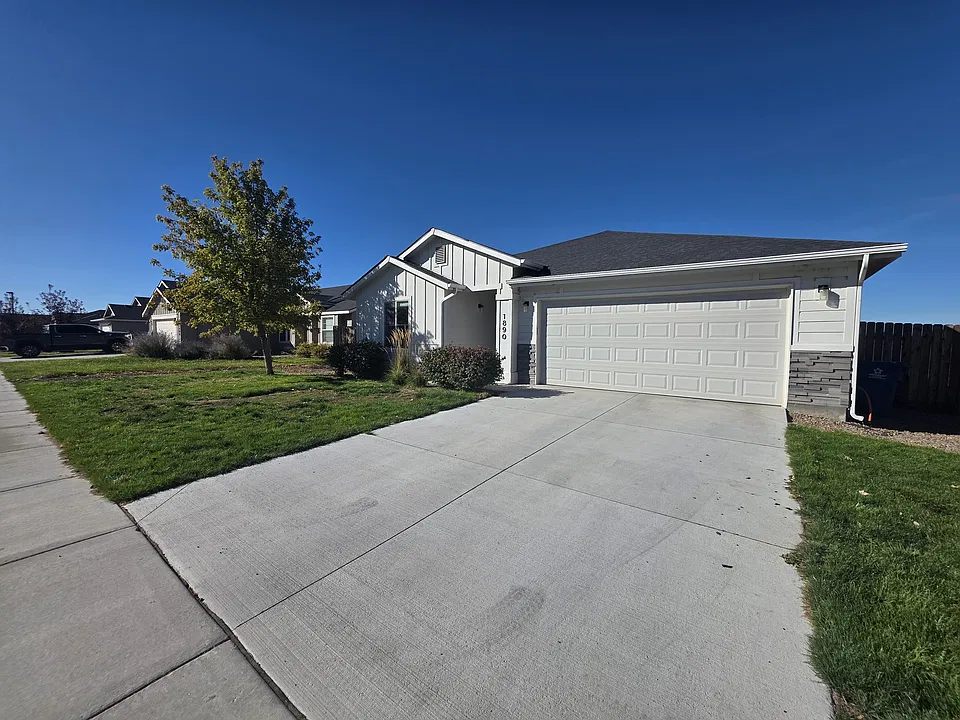 1890 SW Challis Dr
