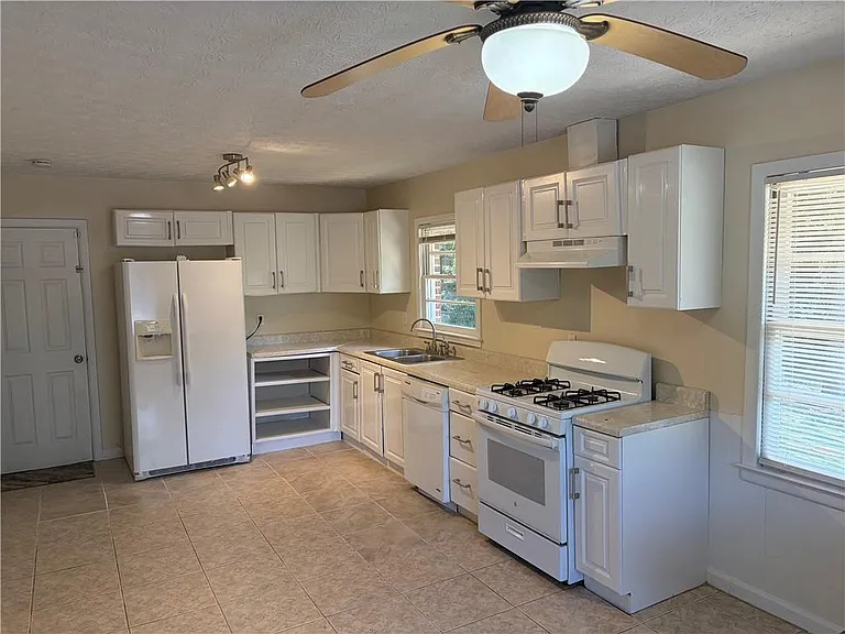 2064 Montrose Dr — Photo 5