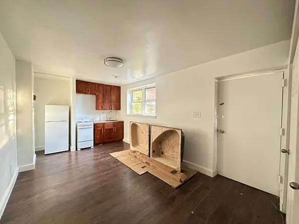 397 Danforth Avenue image 1 of 4