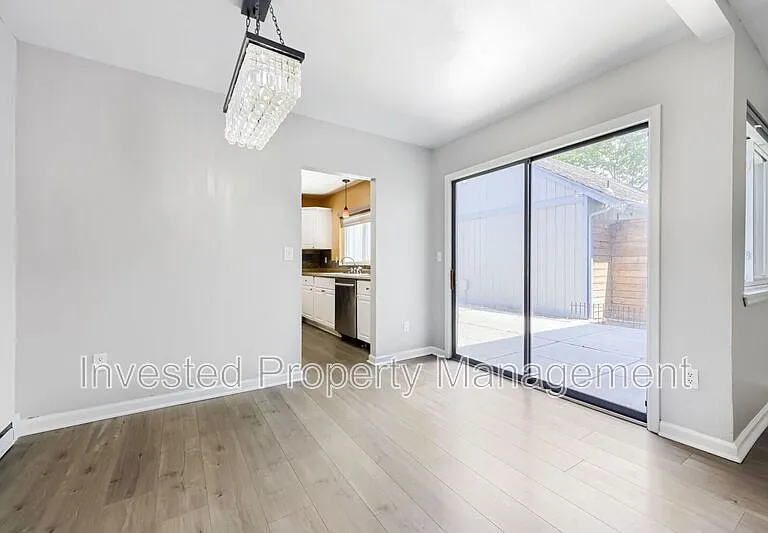2501 S Victor St #E — Photo 3