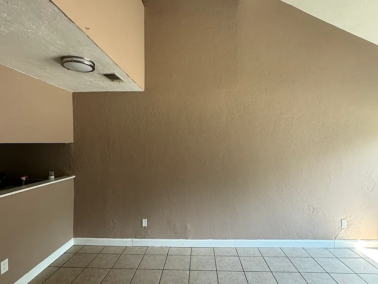 1860 Nekoma Ct — Photo 2