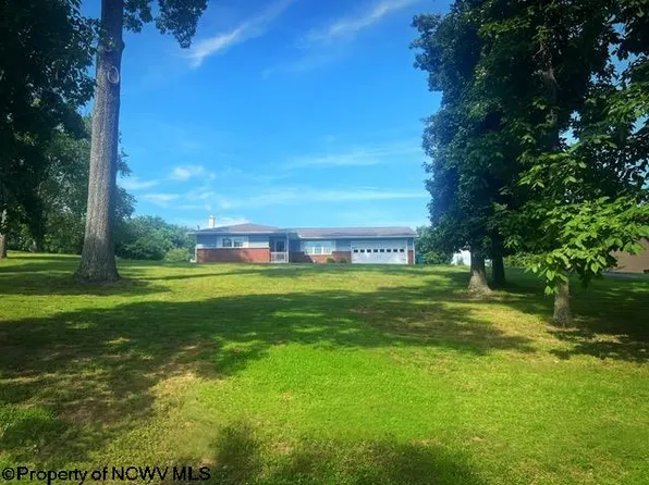 18 Nixon School Rd, Fairmont, WV 26554