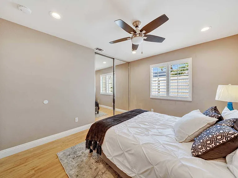 421 Minaret St — Photo 36