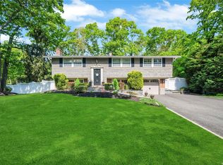 1 Cottontail Ln, East Setauket, NY 11733