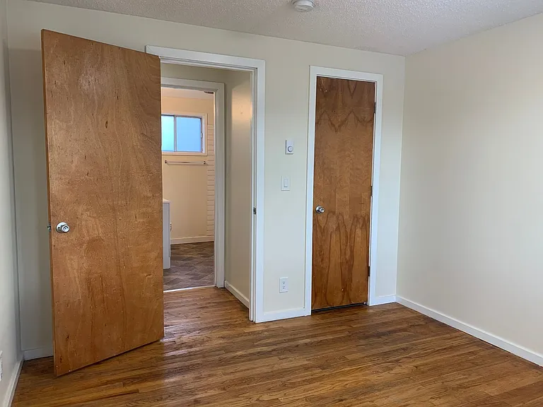 C2402 - Maple Court Apartments — Photo 28