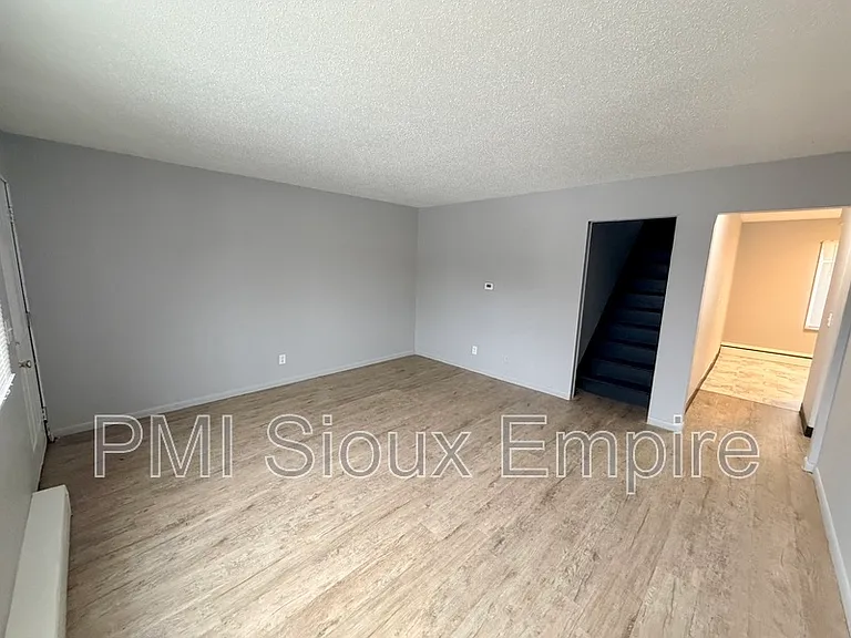 2608 S Duluth Ave — Photo 1