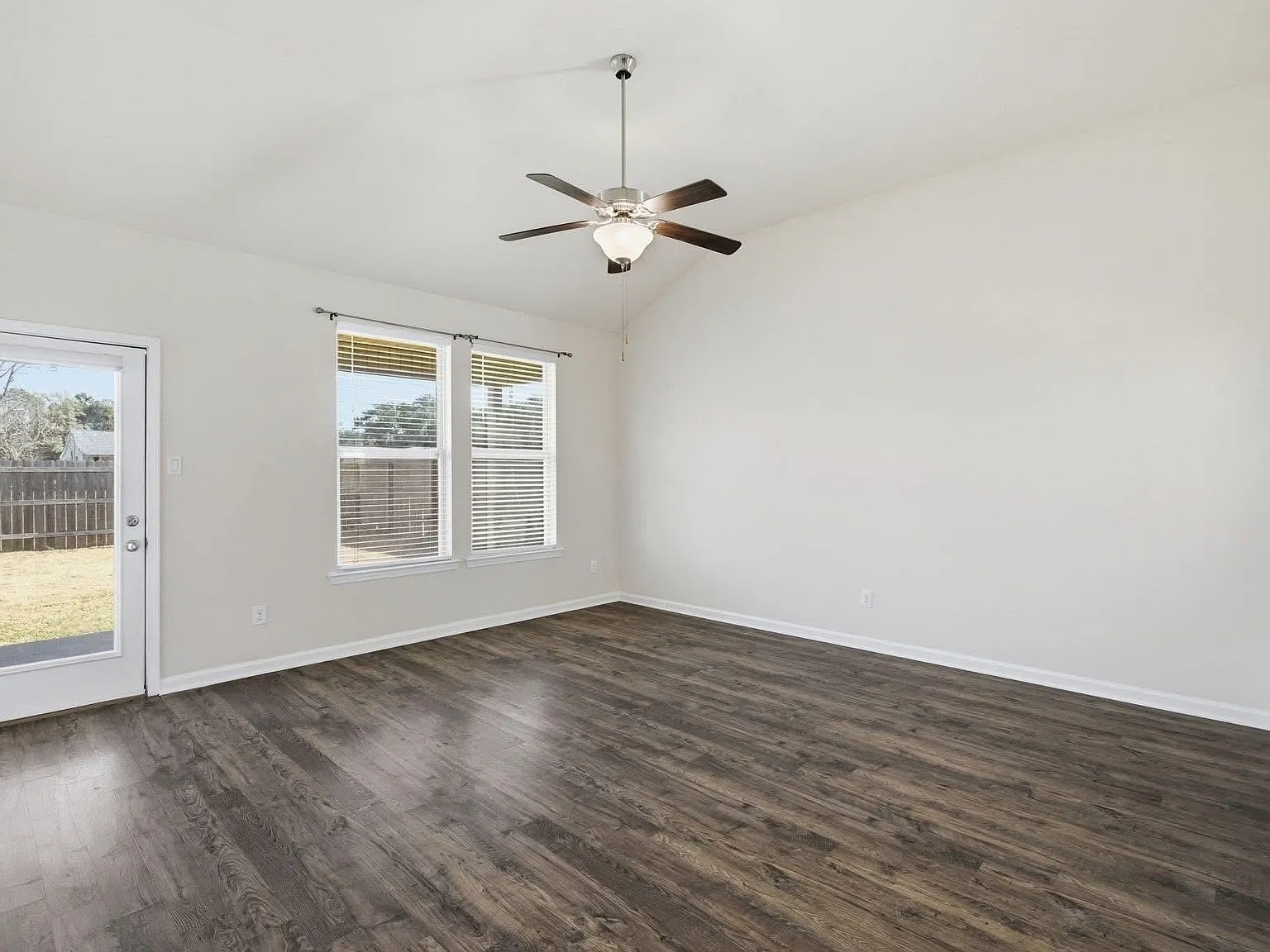 4 bed, 2.5 bath, 2367 sqft, $2,700 — Photo 2