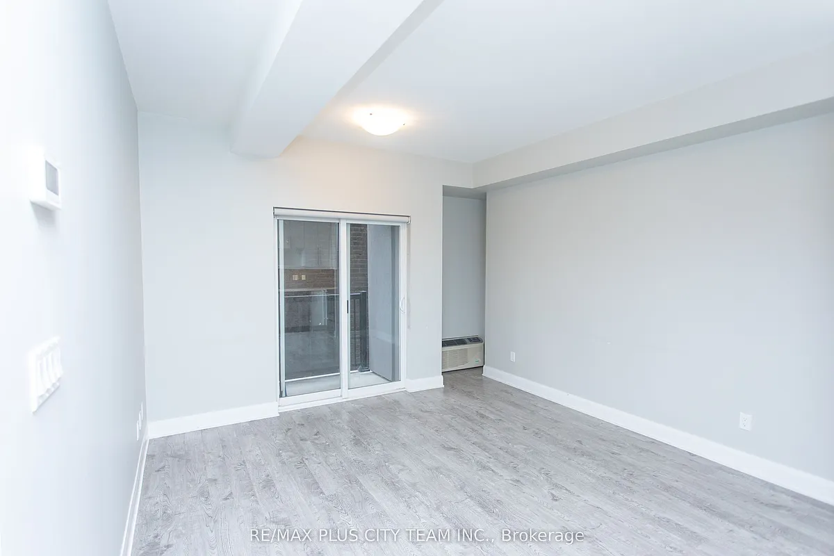 Building Photo - 686 Bathurst St #202
