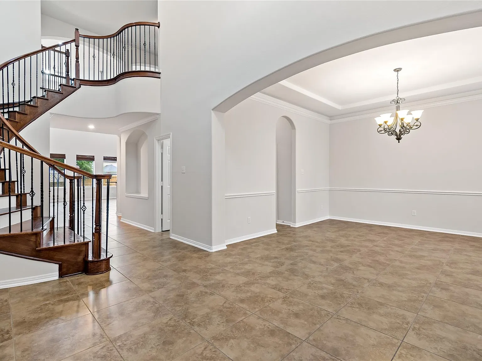5 bed, 4.5 bath, 5400 sqft, $5,900 — Photo 4