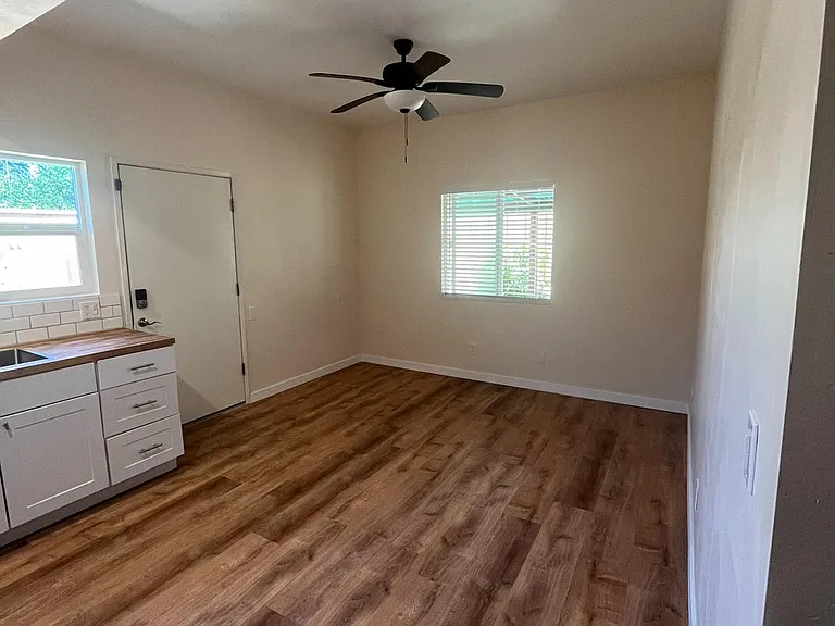 124 La Lomita Dr — Photo 2