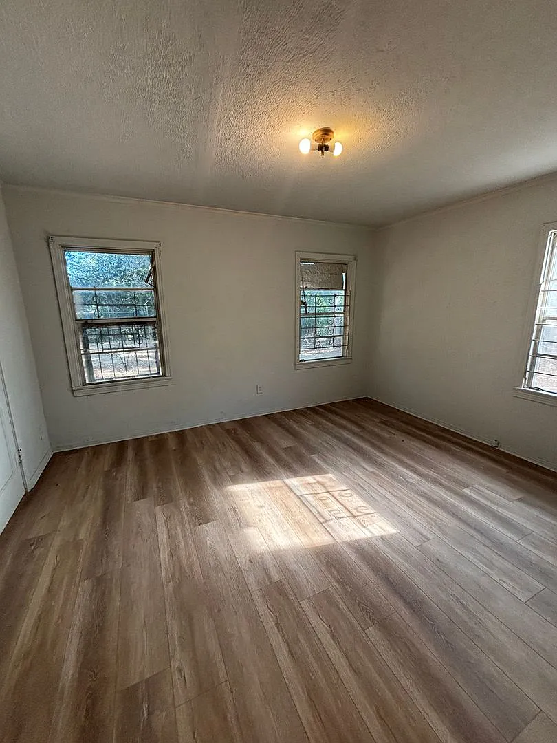 Updated 2 Bedroom Home — Photo 4
