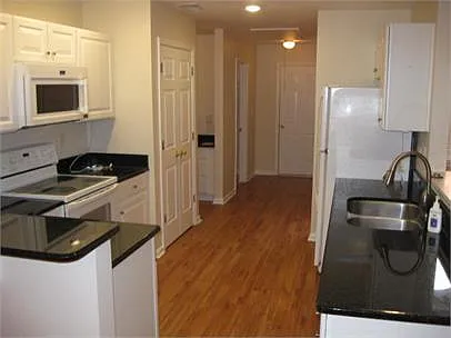 3 bed, 1928 sqft, $2,150 — Photo 3