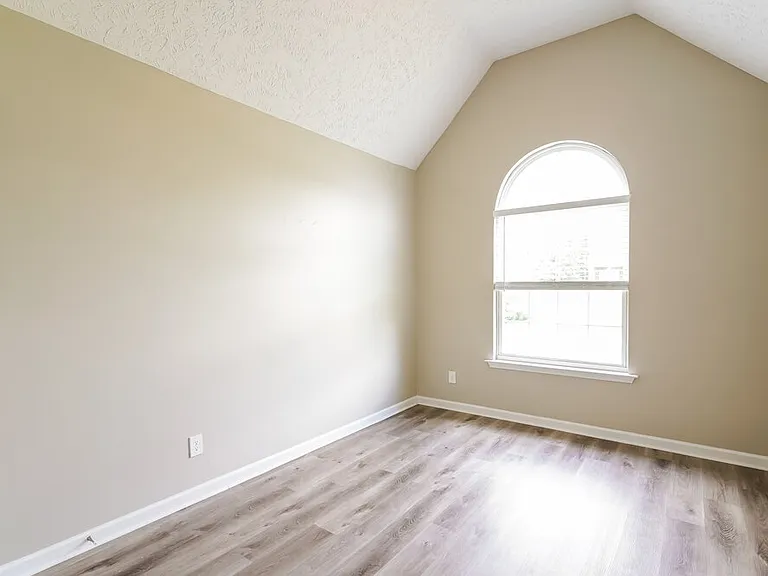 1902 Champlain Dr — Photo 14