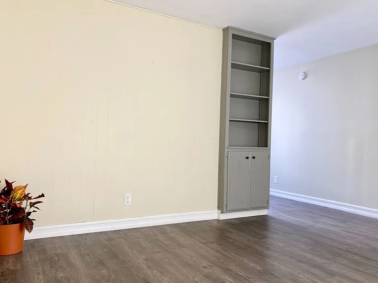 4311 Winona Ave — Photo 7