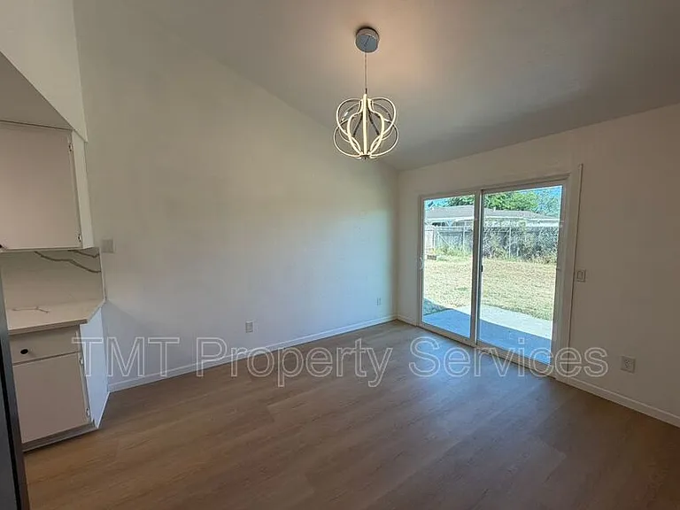 8583 Fairlawn Ct — Photo 12
