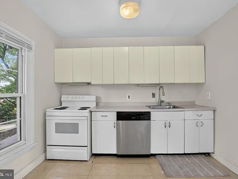 350 Green Ln #2R — Photo 12