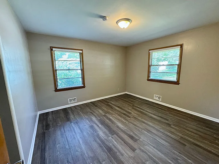5007 S Fuller Ave — Photo 16