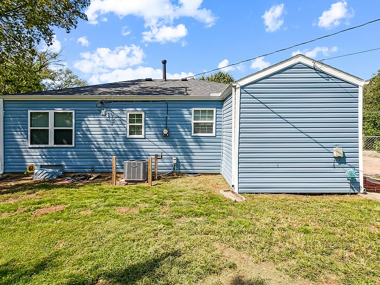 2914 N Clarence Ave — Photo 16