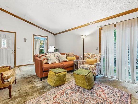 4th image of 413 Travelaire Ave