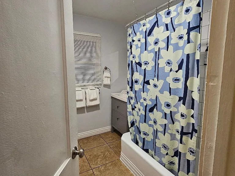 3707 1/2 W Balboa Blvd — Photo 7