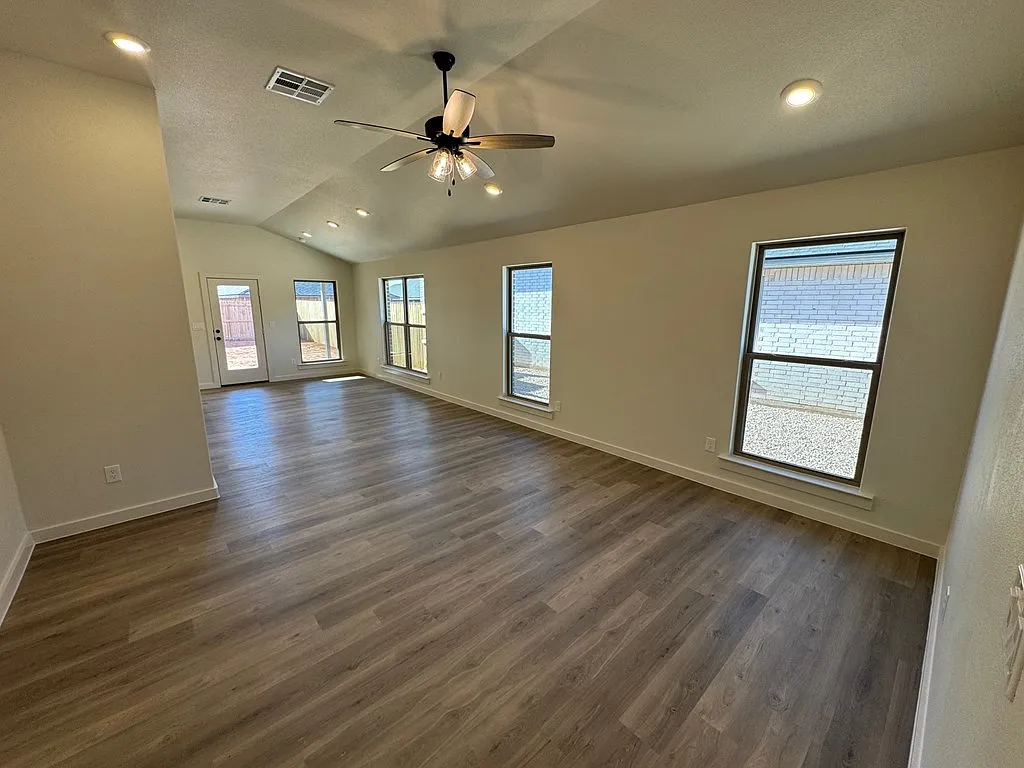 4 bed, 2.0 bath, 1610 sqft, $2,700 — Photo 2