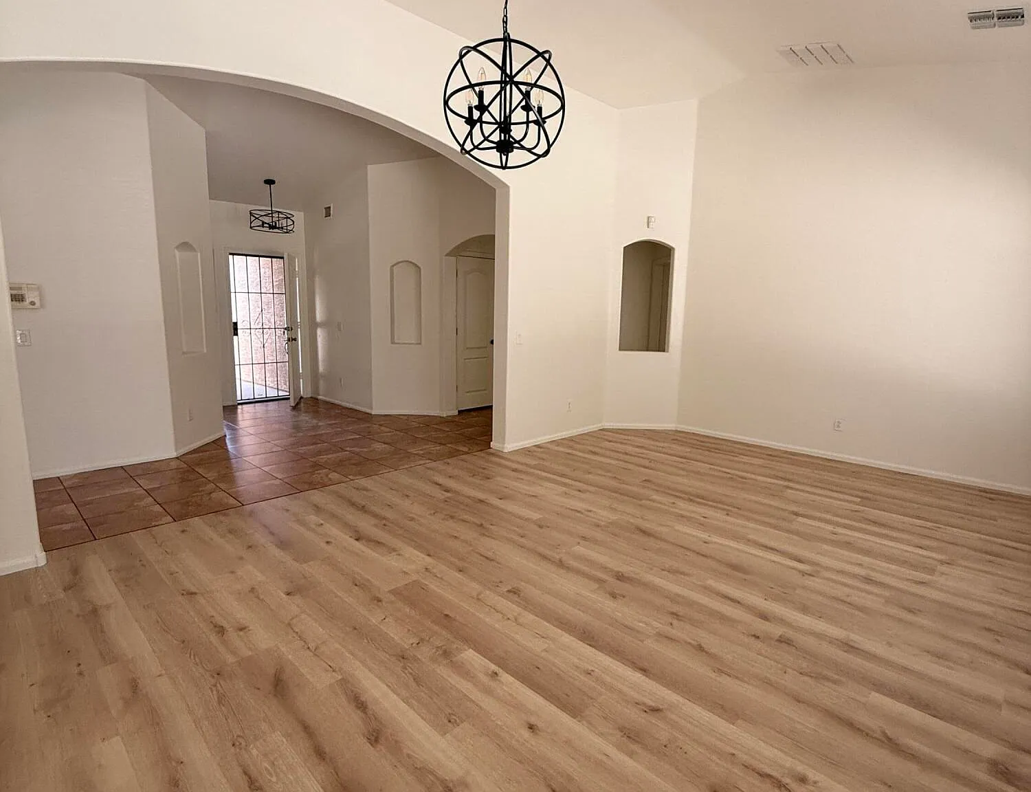 4 bed, 2.0 bath, 1922 sqft, $2,300 — Photo 4