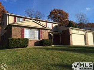 379 Melinda Cir E, White Lake, MI