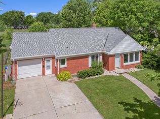 902 Robin St, De Pere, WI 54115