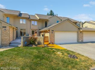 4343 Foxpointe Dr, West Bloomfield, MI 48323