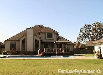 Back view : 1+ acre fenced in backyard