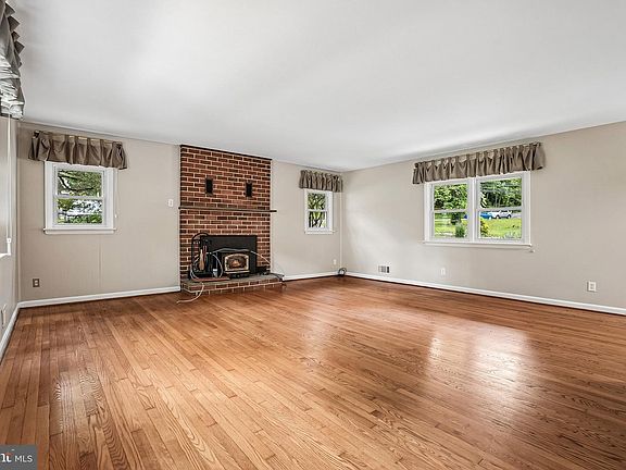 5th image of 2106 Locust Ave
