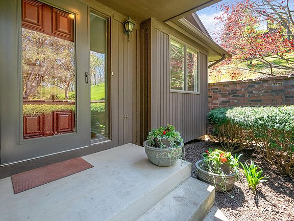 4th image of 3704 Charlevoix Dr SE #107