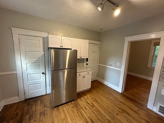 2nd image of 2483 Thurman Ave Unit 2L