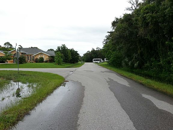 5th image of 22485 Aster Ave