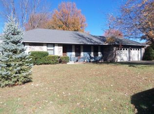 709 S Lake Dr, Marshall, MO 65340