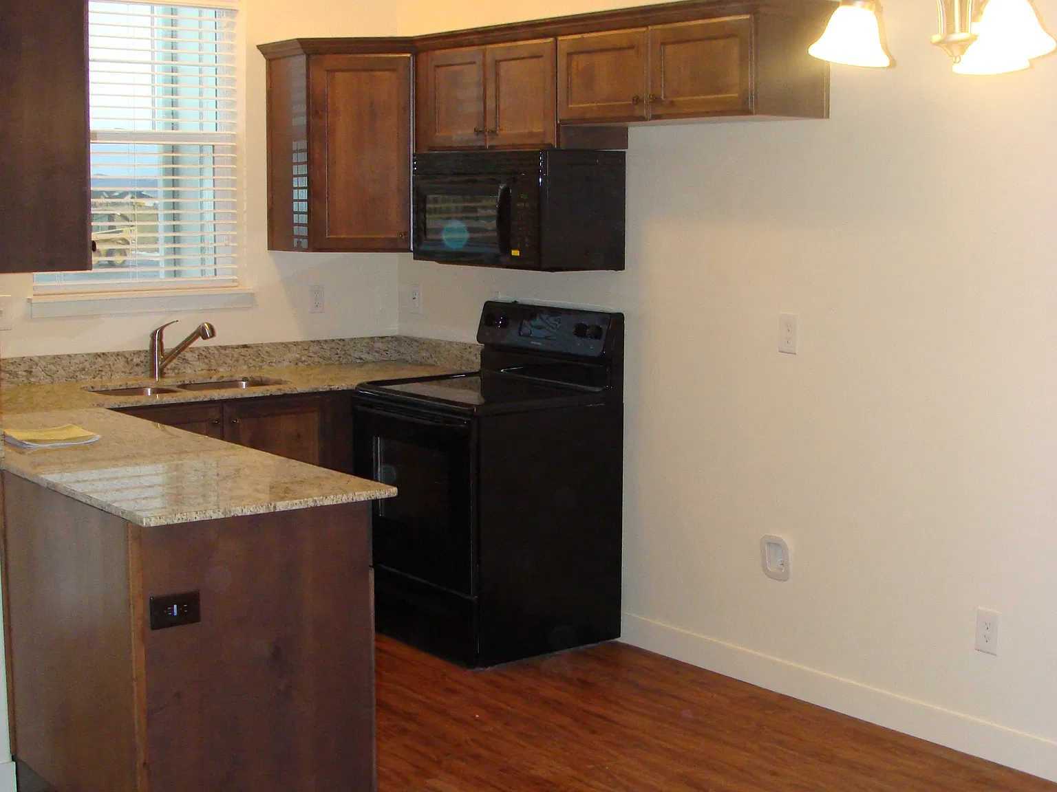 2 bed, 1.5 bath, 1017 sqft, $1,325 — Photo 2