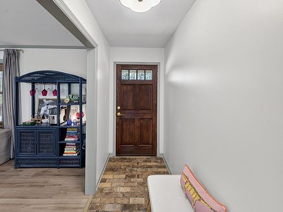 4th image of 2411 Meadowbrook Dr