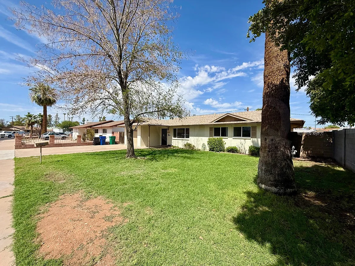 4 bed, 2.0 bath, 2081 sqft, $2,299 — Photo 2