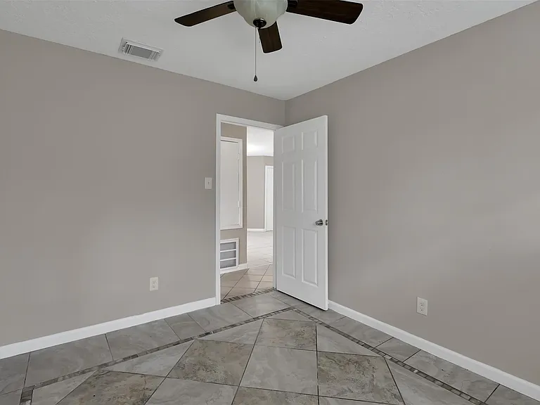 1018 Surrey Ct — Photo 23