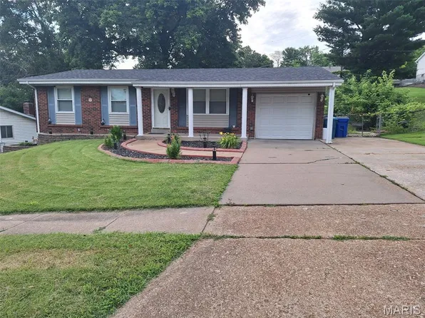 12765 Spanish Village Dr, Bridgeton, MO 63044