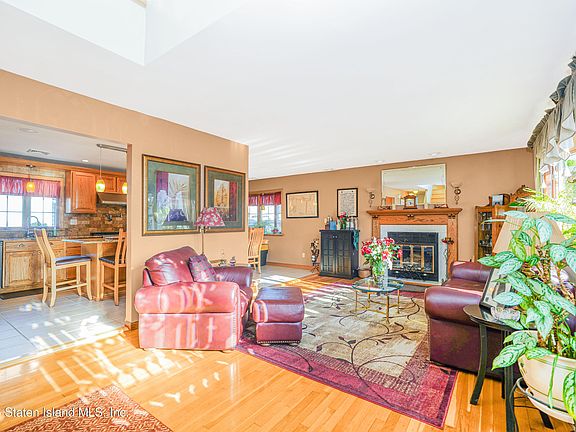 4th image of 157 Barclay Ave