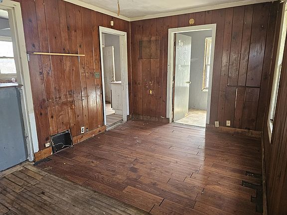 2nd image of 524 Vincent Ave