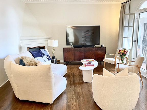 4th image of 1332 N Harper Ave #117