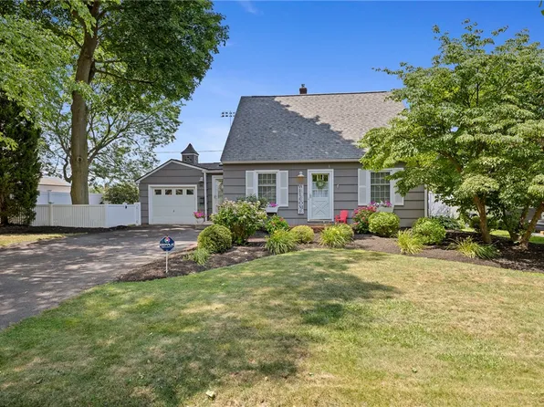 85 Brooklawn Dr, Rochester, NY 14618