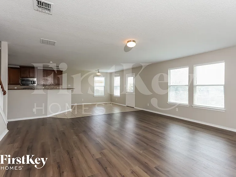466 Dolly Dr — Photo 4