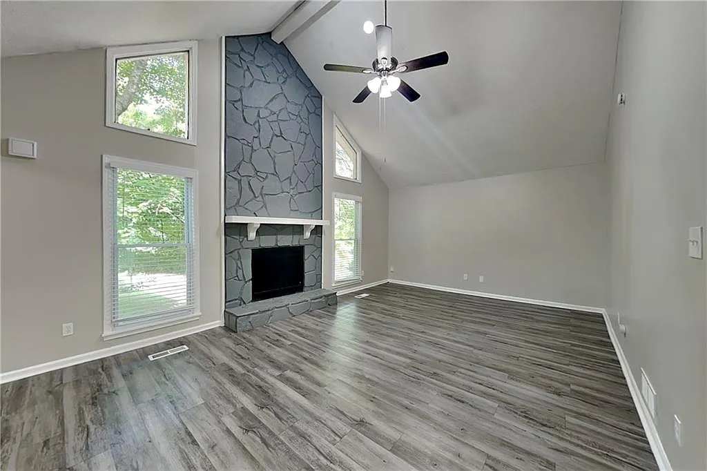 3 bed, 2.0 bath, 1492 sqft, $1,975 — Photo 2