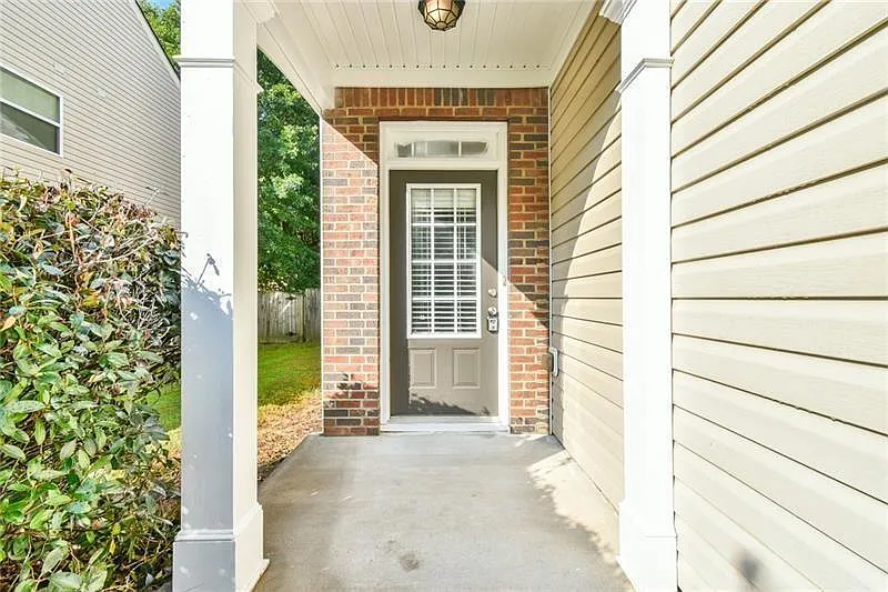 3 bed, 2.5 bath, 1894 sqft, $2,300 — Photo 2