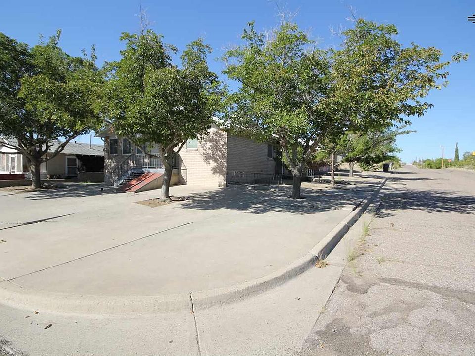 1st image of 702 W 8th Ave