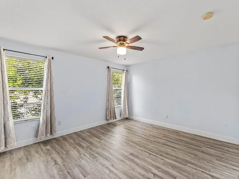 5477 Queenship Ct — Photo 23
