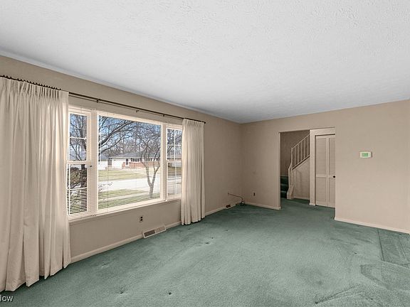 5th image of 482 Windsor Dr